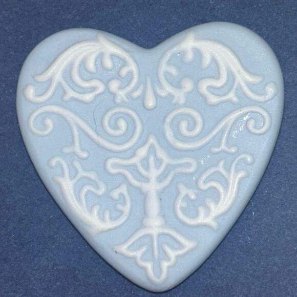 Wedgewood Blue Jasperware Heart Pin Brooch 1.5” diameter - Picture 4 of 5